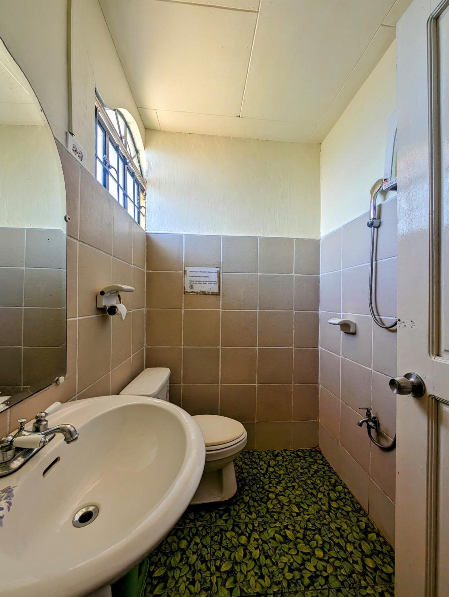 Screaming Gecko Hostel Бусуанґа Екстер'єр фото