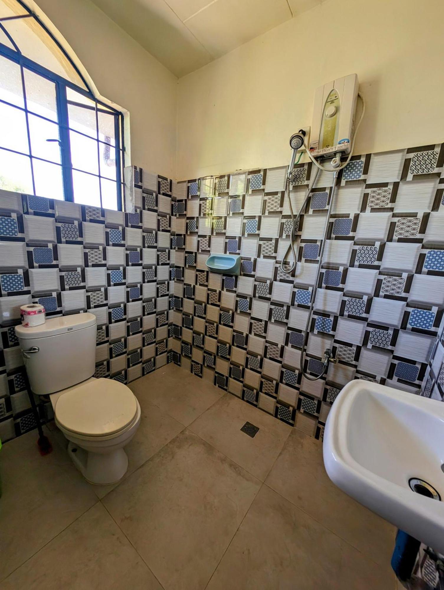 Screaming Gecko Hostel Бусуанґа Екстер'єр фото